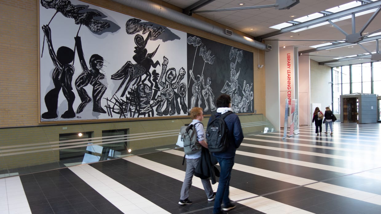 UvA-geheimen | Wat doet dat enorme schilderij op Roeterseiland?